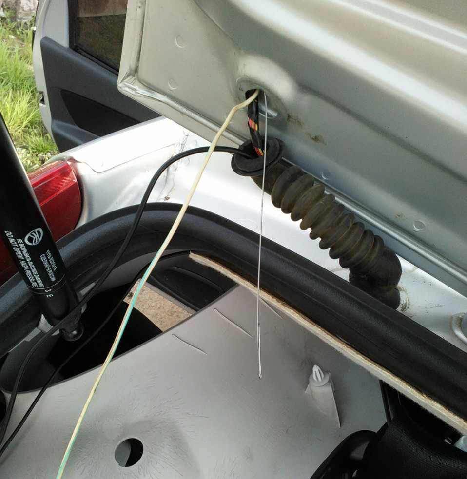 Протяжка кабеля видеокамеры через крышку багажника